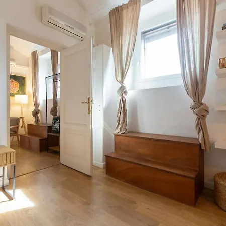 Artists' Attic Apartman