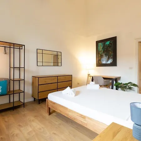 Artists' Attic Apartment Rom