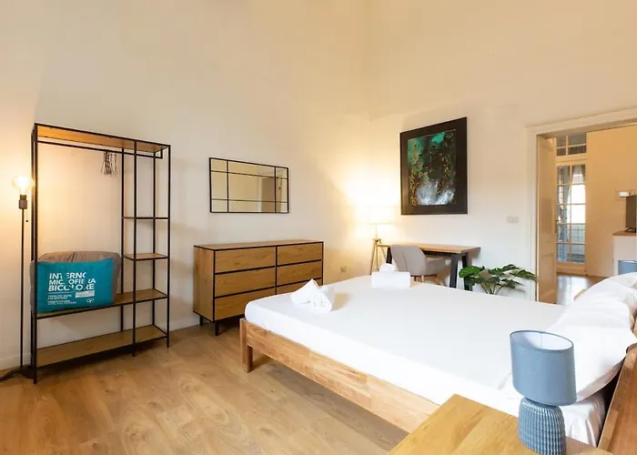 Artists' Attic Apartment Rom