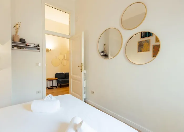 Artists' Attic Apartment Rom